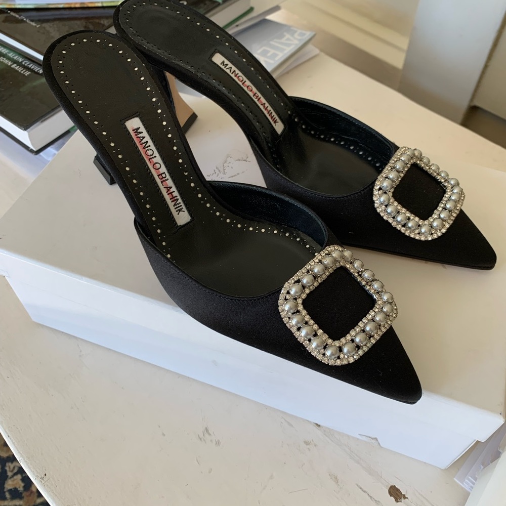 SOLD- DO NOT PURCHASE MANOLO BLAHNIK Fabetamu 70 Satin Mules